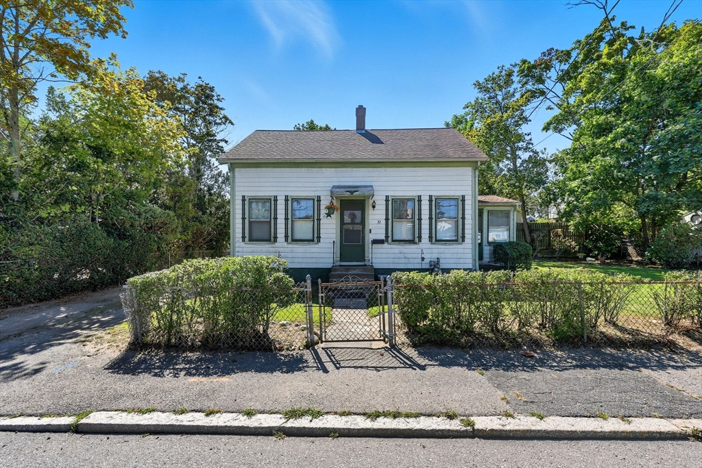 32 Richards Ave, North Attleboro, Massachusetts, 3 Bedrooms Bedrooms, 5 Rooms Rooms,1 BathroomBathrooms,Residential,For Sale,Richards Ave,73431818