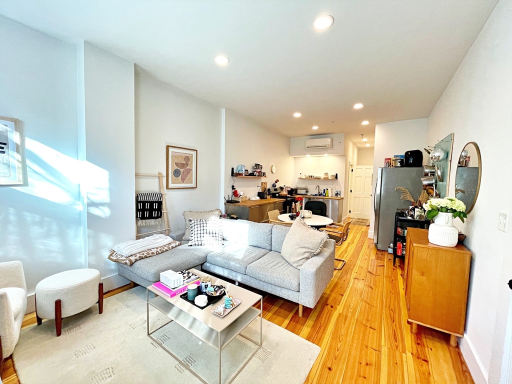 264 Sumner St, Boston, Massachusetts, 2 Bedrooms Bedrooms, 5 Rooms Rooms,1 BathroomBathrooms,Residential Lease,For Rent,Sumner St,73434586