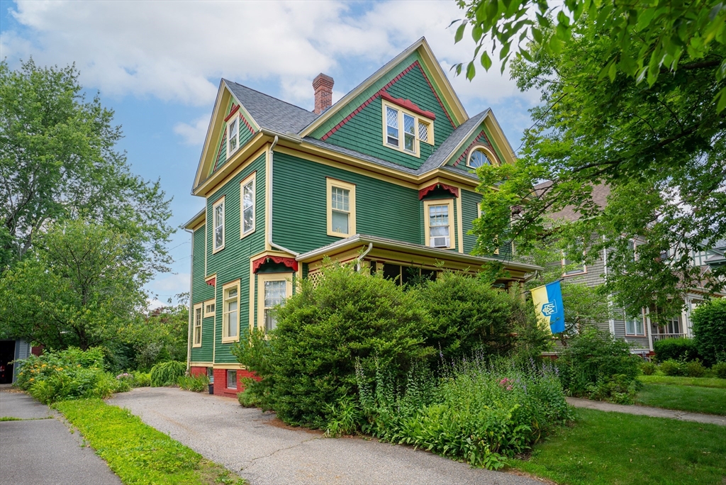 72 Firglade Ave, Springfield, Massachusetts, 6 Bedrooms Bedrooms, 10 Rooms Rooms,2.5 BathroomsBathrooms,Residential,For Sale,Firglade Ave,73397759