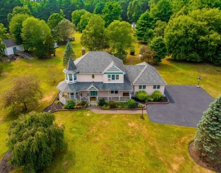 8 Cotley St, Berkley, Massachusetts, 3 Bedrooms Bedrooms, 9 Rooms Rooms,2.5 BathroomsBathrooms,Residential,For Sale,Cotley St,73425757