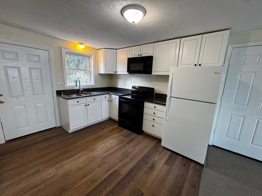 249 E High St, Manchester, New Hampshire, 2 Bedrooms Bedrooms, 5 Rooms Rooms,1 BathroomBathrooms,Residential Lease,For Rent,E High St,73440561