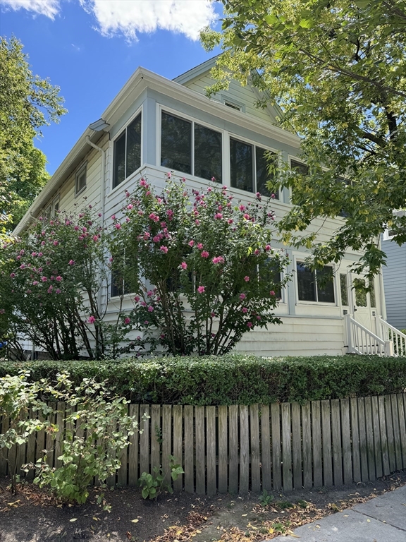 98 Alpine Street, Cambridge, Massachusetts, 2 Bedrooms Bedrooms, 6 Rooms Rooms,1 BathroomBathrooms,Residential Lease,For Rent,Alpine Street,73440456