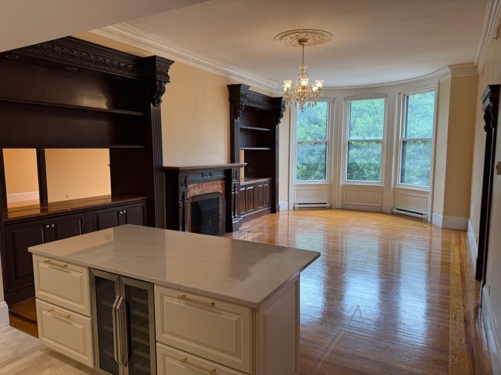 246 Commonwealth Ave, Boston, Massachusetts, 3 Bedrooms Bedrooms, 5 Rooms Rooms,2 BathroomsBathrooms,Residential Lease,For Rent,Commonwealth Ave,73418533