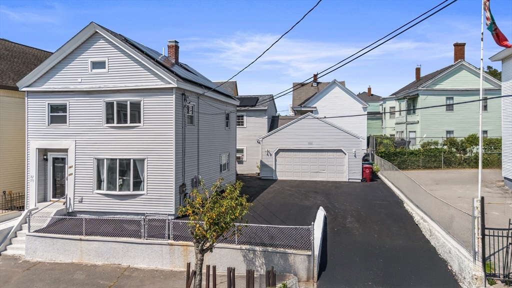 767 Central St, Lowell, Massachusetts, 5 Bedrooms Bedrooms, 12 Rooms Rooms,3 BathroomsBathrooms,Residential Income,For Sale,Central St,73417908