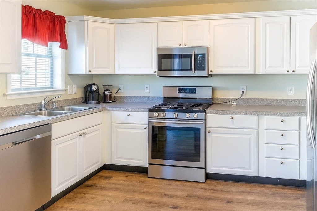 37 Glen Ave, Chelmsford, Massachusetts, 2 Bedrooms Bedrooms, 6 Rooms Rooms,1.5 BathroomsBathrooms,Residential Lease,For Rent,Glen Ave,73441338