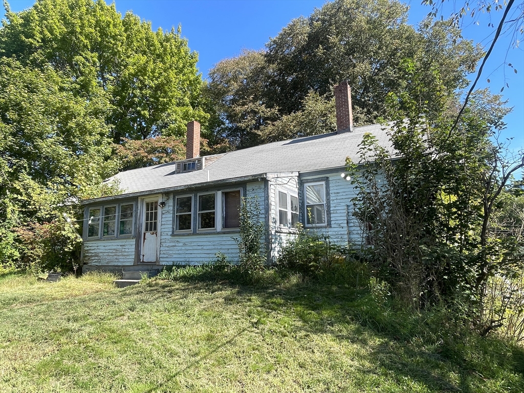 246 Everett Street, Middleboro, Massachusetts, 4 Bedrooms Bedrooms, 8 Rooms Rooms,1 BathroomBathrooms,Residential,For Sale,Everett Street,73440183
