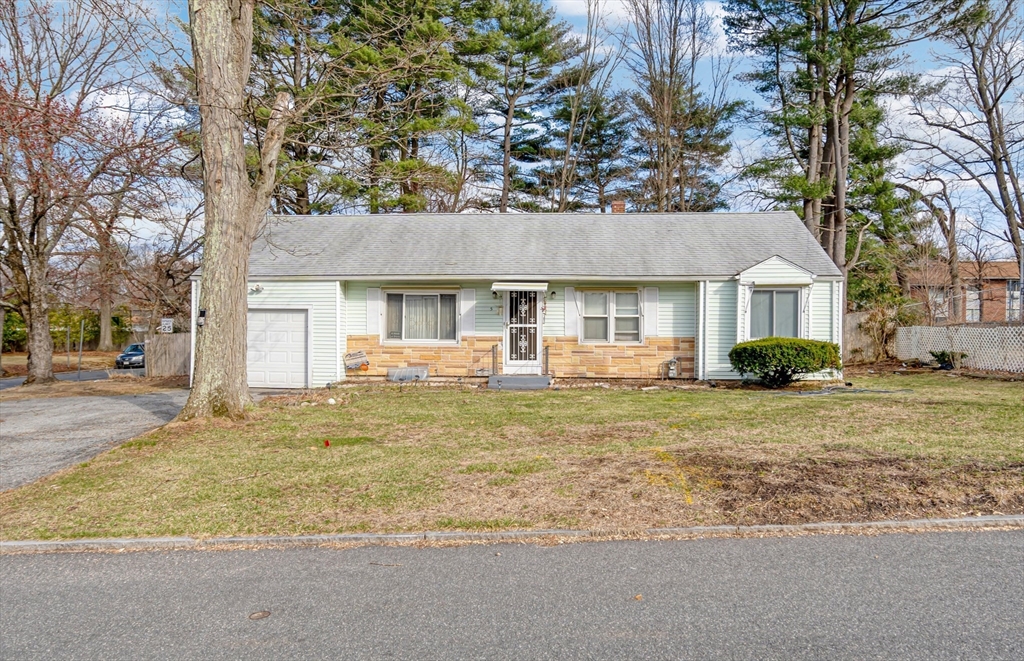 5 Kerry Dr, Springfield, Massachusetts, 3 Bedrooms Bedrooms, 5 Rooms Rooms,2 BathroomsBathrooms,Residential,For Sale,Kerry Dr,73350609