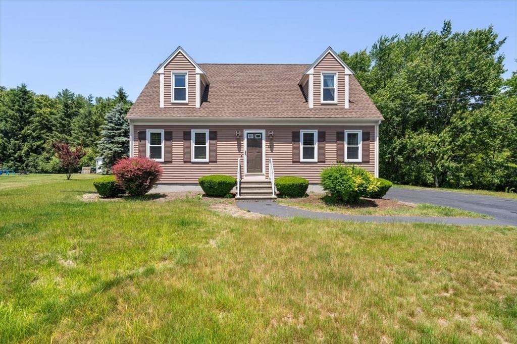 85 Meadow Brook Lane, Taunton, Massachusetts, 3 Bedrooms Bedrooms, 6 Rooms Rooms,2 BathroomsBathrooms,Residential,For Sale,Meadow Brook Lane,73408064