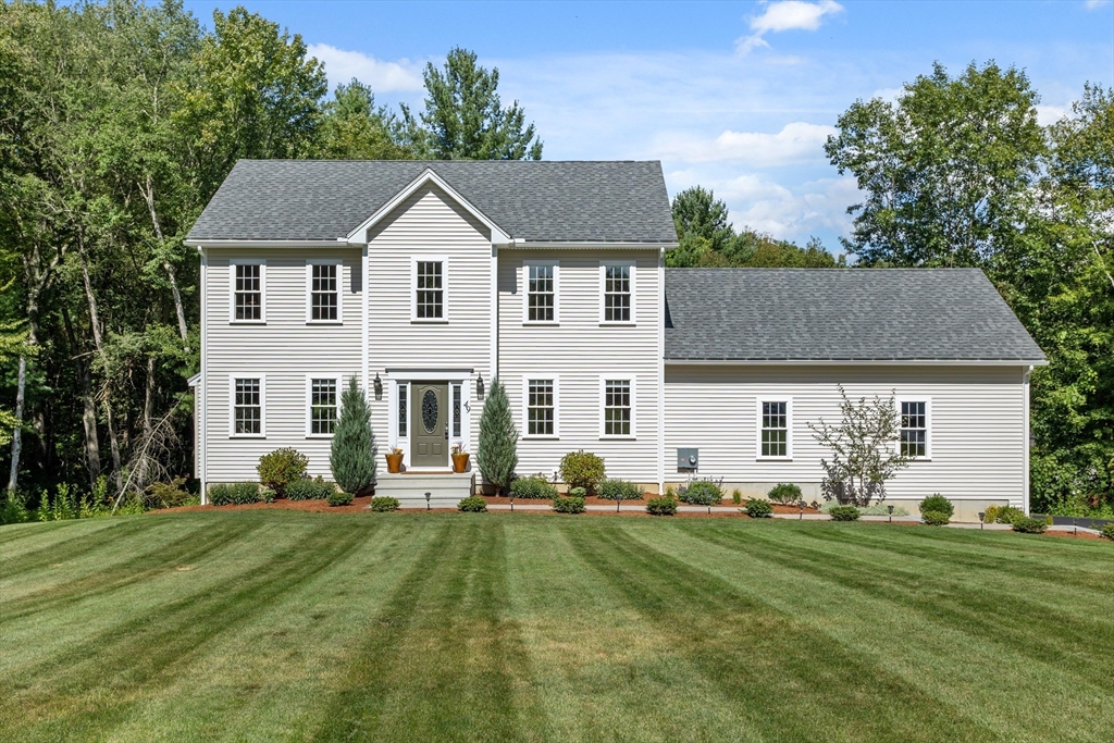 49 Warren St, Upton, Massachusetts, 4 Bedrooms Bedrooms, 8 Rooms Rooms,3.5 BathroomsBathrooms,Residential,For Sale,Warren St,73425979