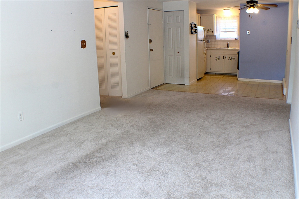 1241 Elm St, West Springfield, Massachusetts, 2 Bedrooms Bedrooms, 4 Rooms Rooms,1 BathroomBathrooms,Residential,For Sale,Elm St,73422754