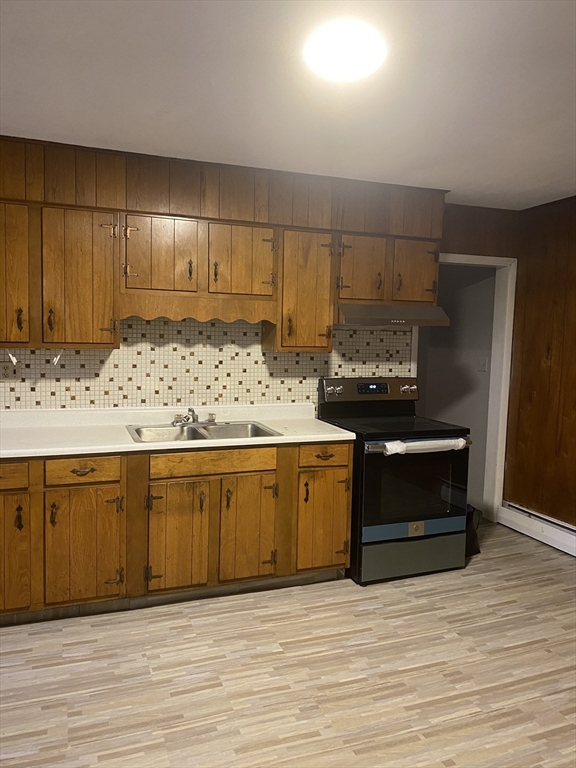 624 Moody St, Waltham, Massachusetts, 3 Bedrooms Bedrooms, 4 Rooms Rooms,1 BathroomBathrooms,Residential Lease,For Rent,Moody St,73442203