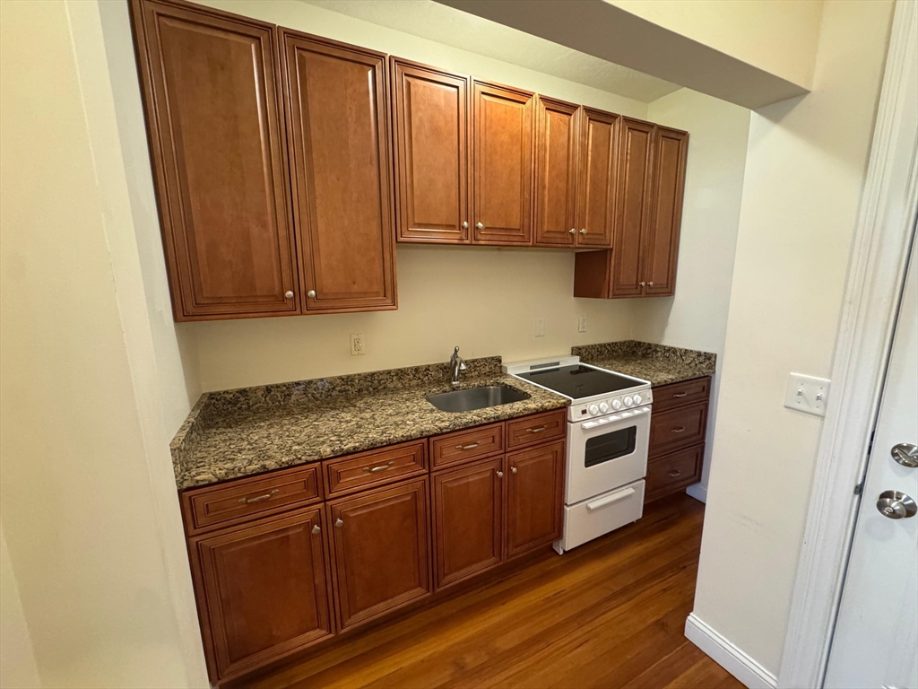 293 Broadway, Methuen, Massachusetts, 1 Bedroom Bedrooms, 3 Rooms Rooms,1 BathroomBathrooms,Residential Lease,For Rent,Broadway,73442277