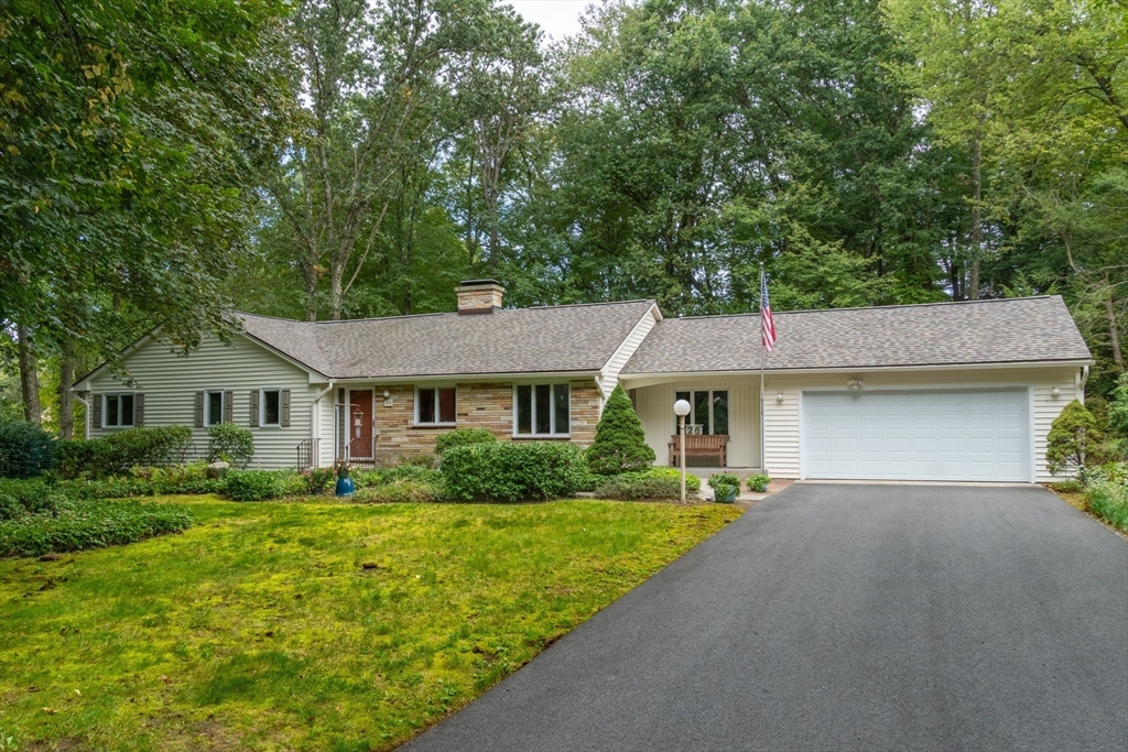 26 White Oaks Dr, Longmeadow, Massachusetts, 3 Bedrooms Bedrooms, 8 Rooms Rooms,2 BathroomsBathrooms,Residential,For Sale,White Oaks Dr,73432905