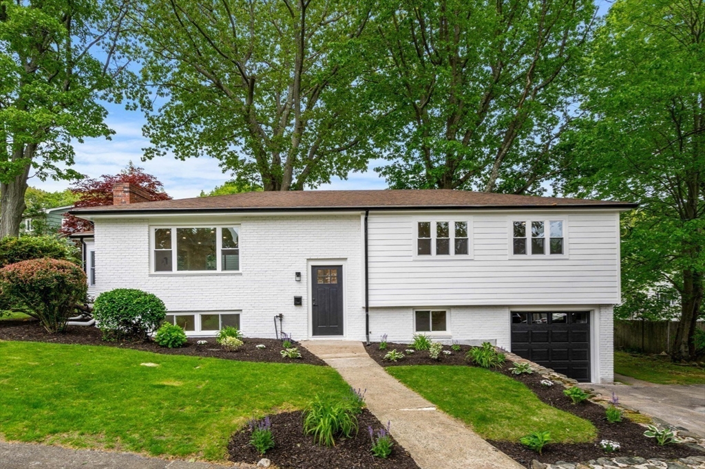 26 Parsons Dr, Swampscott, Massachusetts, 3 Bedrooms Bedrooms, 10 Rooms Rooms,2.5 BathroomsBathrooms,Residential,For Sale,Parsons Dr,73380230