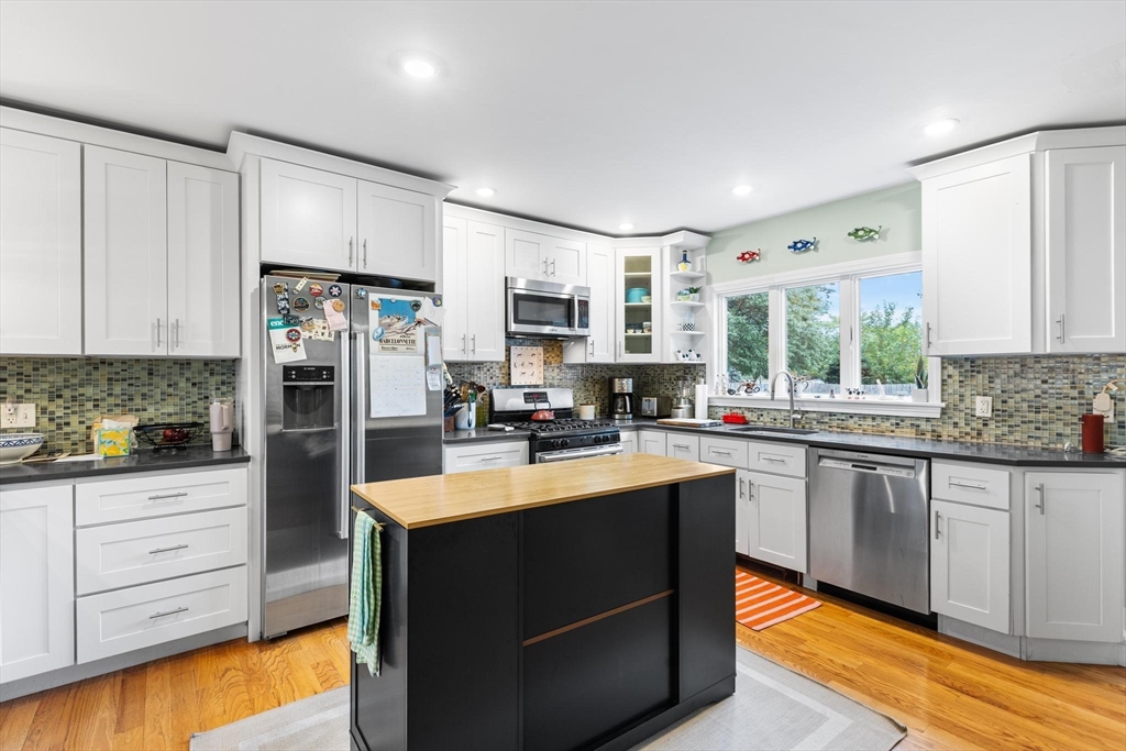 4 Essex St, Boston, Massachusetts, 5 Bedrooms Bedrooms, 7 Rooms Rooms,1.5 BathroomsBathrooms,Residential,For Sale,Essex St,73401298