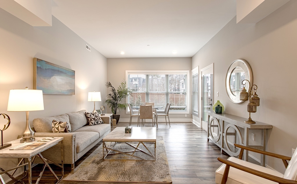 2 Broadway, Lynnfield, Massachusetts, 1 Bedroom Bedrooms, 3 Rooms Rooms,1 BathroomBathrooms,Residential Lease,For Rent,Broadway,73442452