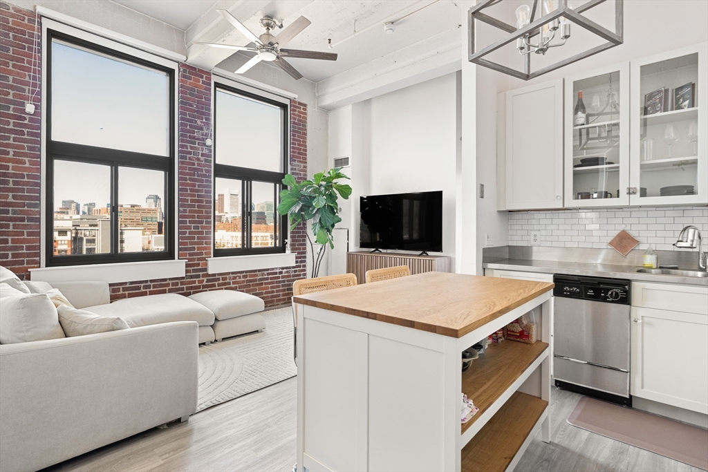 320 W 2nd St, Boston, Massachusetts, 1 Bedroom Bedrooms, 3 Rooms Rooms,1 BathroomBathrooms,Residential Lease,For Rent,W 2nd St,73442566