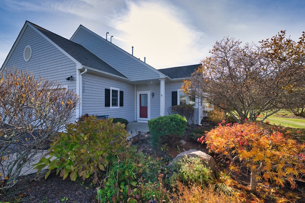 8 Village Way, Westport, Massachusetts, 2 Bedrooms Bedrooms, 6 Rooms Rooms,2 BathroomsBathrooms,Residential,For Sale,Village Way,73441447