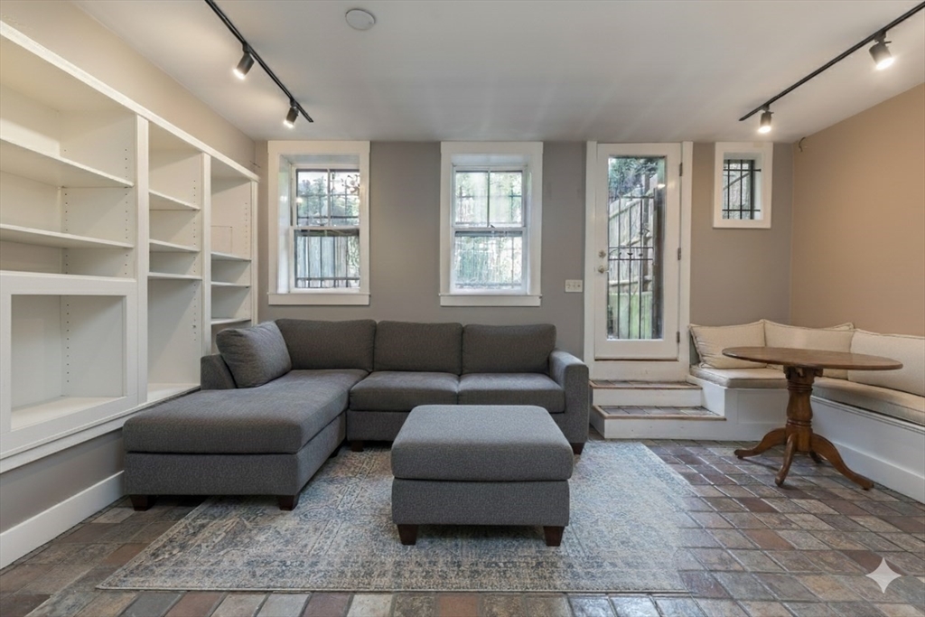 75 Chandler Street, Boston, Massachusetts, 1 Bedroom Bedrooms, 3 Rooms Rooms,1 BathroomBathrooms,Residential Lease,For Rent,Chandler Street,73434501