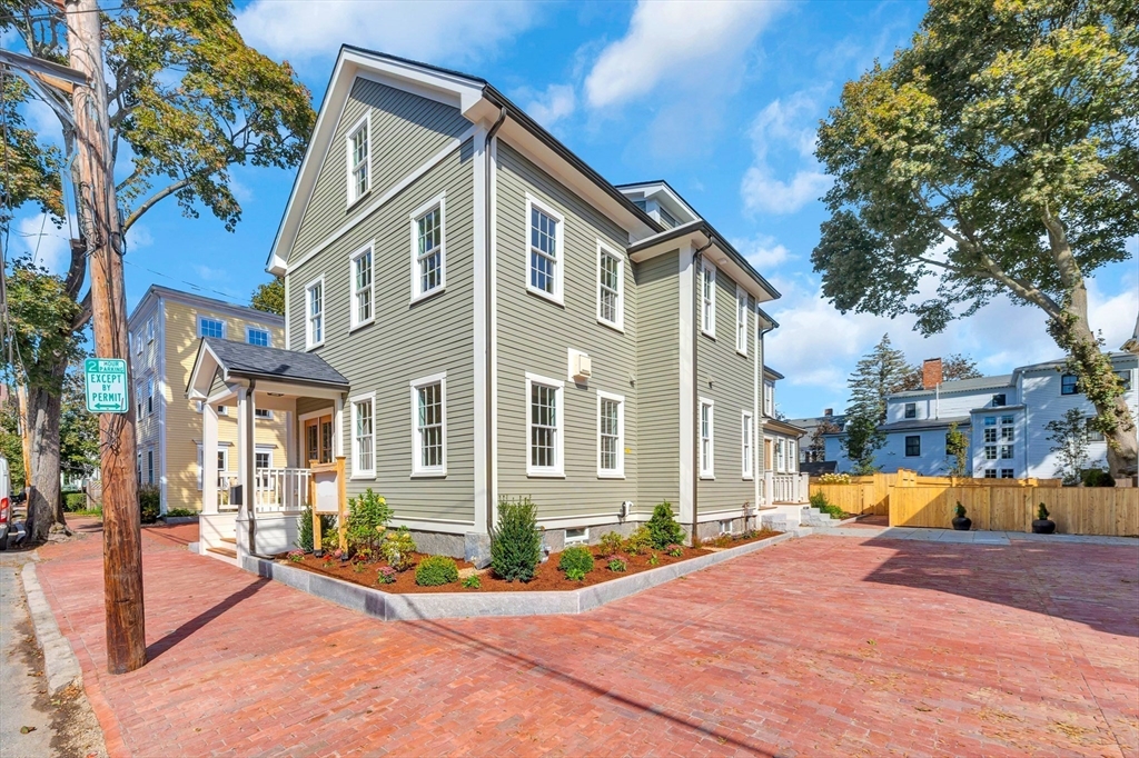 11 Orange St, Newburyport, Massachusetts, 2 Bedrooms Bedrooms, 5 Rooms Rooms,2.5 BathroomsBathrooms,Residential,For Sale,Orange St,73441410