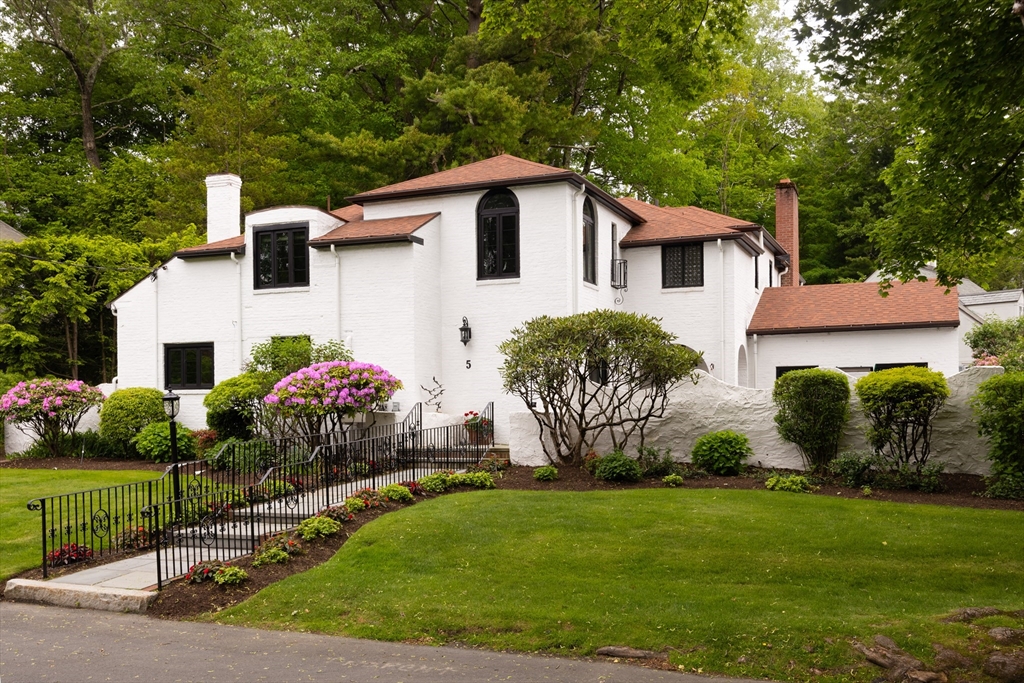 5 Southwick, Newton, Massachusetts, 4 Bedrooms Bedrooms, 11 Rooms Rooms,3.5 BathroomsBathrooms,Residential,For Sale,Southwick,73424191