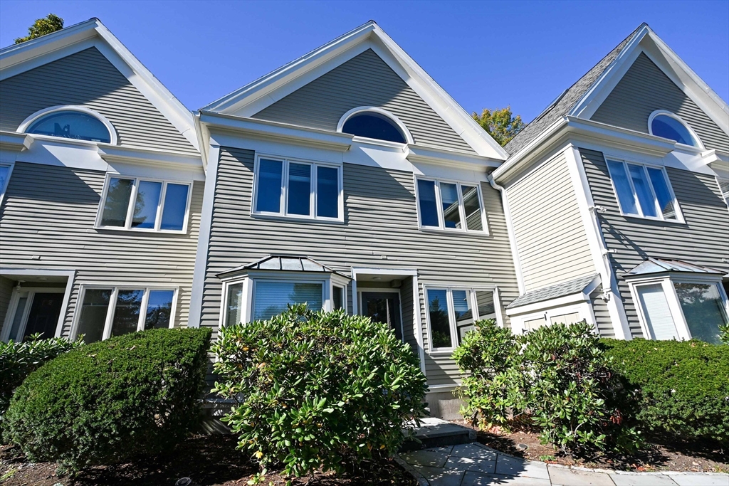 697 Hammond St, Brookline, Massachusetts, 3 Bedrooms Bedrooms, 8 Rooms Rooms,2.5 BathroomsBathrooms,Residential Lease,For Rent,Hammond St,73443282