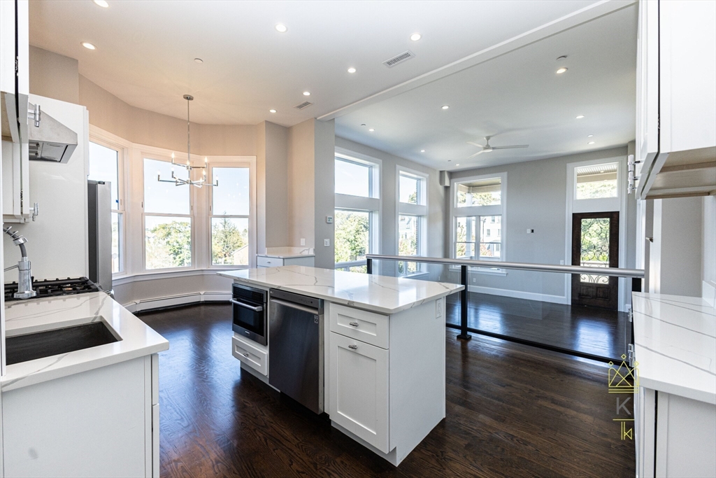 85 Regent St., Boston, Massachusetts, 2 Bedrooms Bedrooms, 4 Rooms Rooms,2 BathroomsBathrooms,Residential Lease,For Rent,Regent St.,73443834