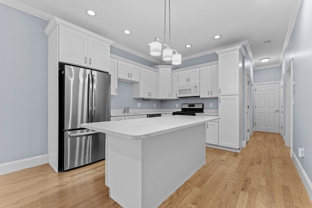 90 W 3rd St, Boston, Massachusetts, 3 Bedrooms Bedrooms, 8 Rooms Rooms,2.5 BathroomsBathrooms,Residential Lease,For Rent,W 3rd St,73443734