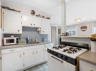 329 Commercial St, Braintree, Massachusetts, 3 Bedrooms Bedrooms, 6 Rooms Rooms,1 BathroomBathrooms,Residential Lease,For Rent,Commercial St,73421092