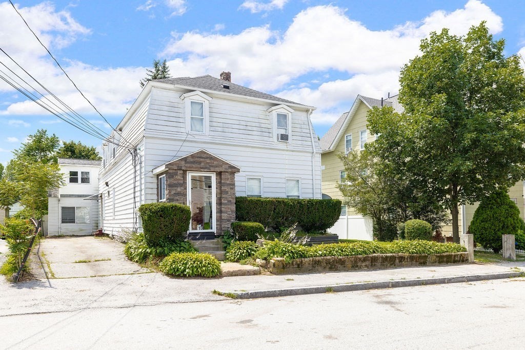 10 Greendale Ave, Worcester, Massachusetts, 4 Bedrooms Bedrooms, 9 Rooms Rooms,3 BathroomsBathrooms,Residential Income,For Sale,Greendale Ave,73410907