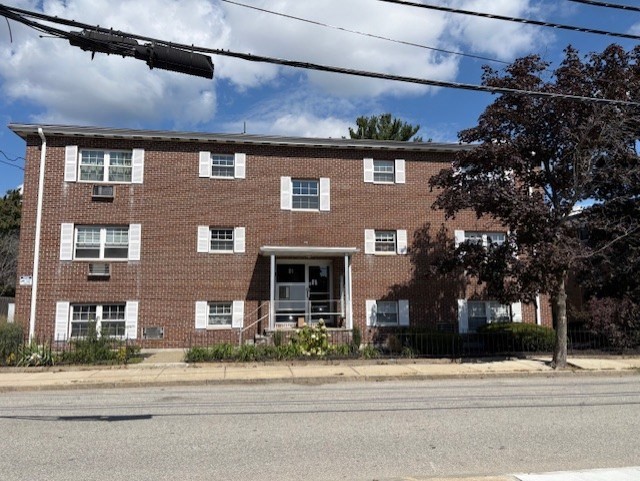 31 Pond Street, Waltham, Massachusetts, 1 Bedroom Bedrooms, 2 Rooms Rooms,1 BathroomBathrooms,Residential Lease,For Rent,Pond Street,73430862