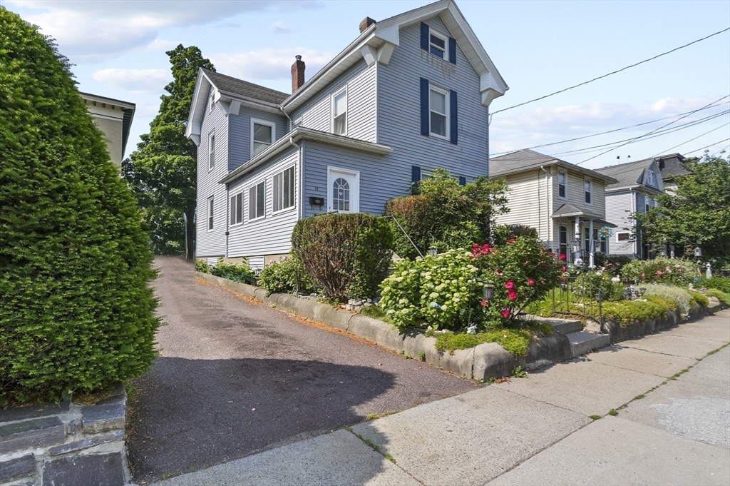 14 Pearl Street, Medford, Massachusetts, 7 Bedrooms Bedrooms, 11 Rooms Rooms,2 BathroomsBathrooms,Residential Income,For Sale,Pearl Street,73391930