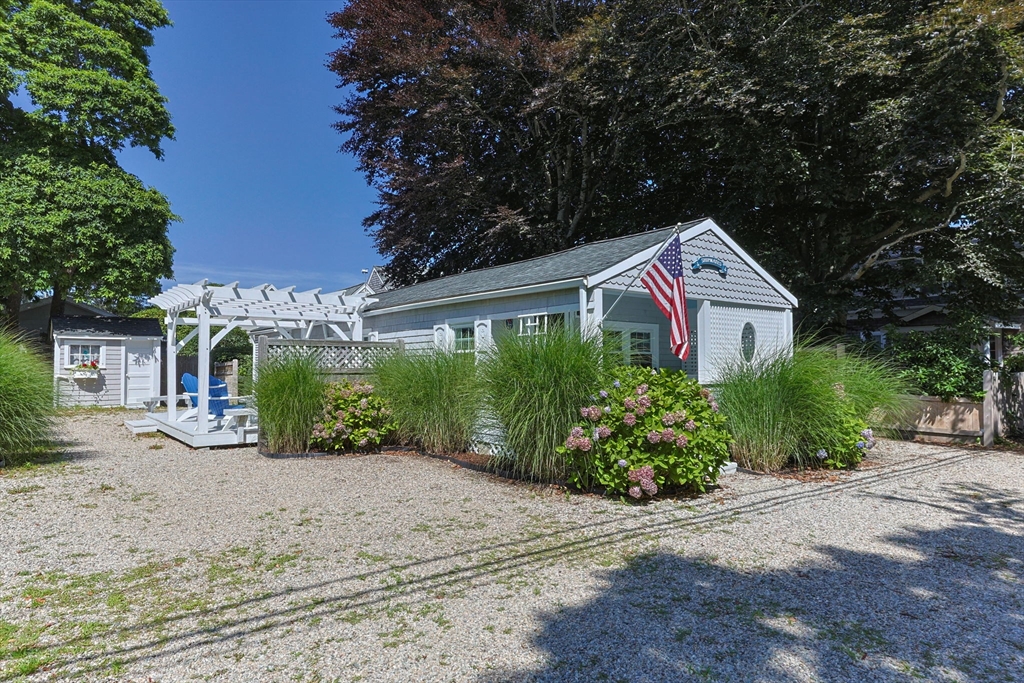 17 Elysian Ave, Falmouth, Massachusetts, 2 Bedrooms Bedrooms, 4 Rooms Rooms,1 BathroomBathrooms,Residential,For Sale,Elysian Ave,73409483