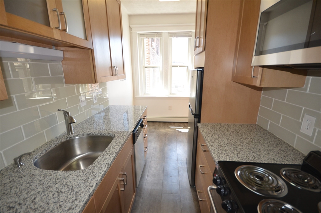 1645 Commonwealth Ave, Boston, Massachusetts, 1 Bedroom Bedrooms, 3 Rooms Rooms,1 BathroomBathrooms,Residential Lease,For Rent,Commonwealth Ave,73440606