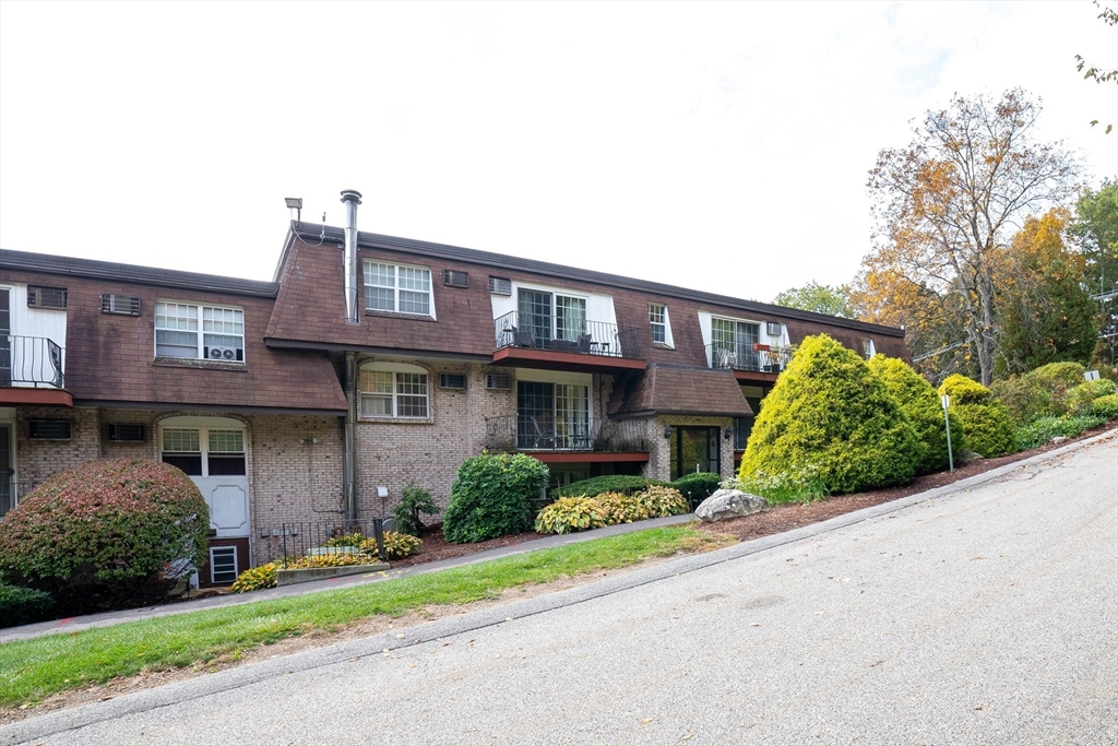 4 Williamsburg Ct, Shrewsbury, Massachusetts, 2 Bedrooms Bedrooms, 4 Rooms Rooms,1.5 BathroomsBathrooms,Residential Lease,For Rent,Williamsburg Ct,73444416