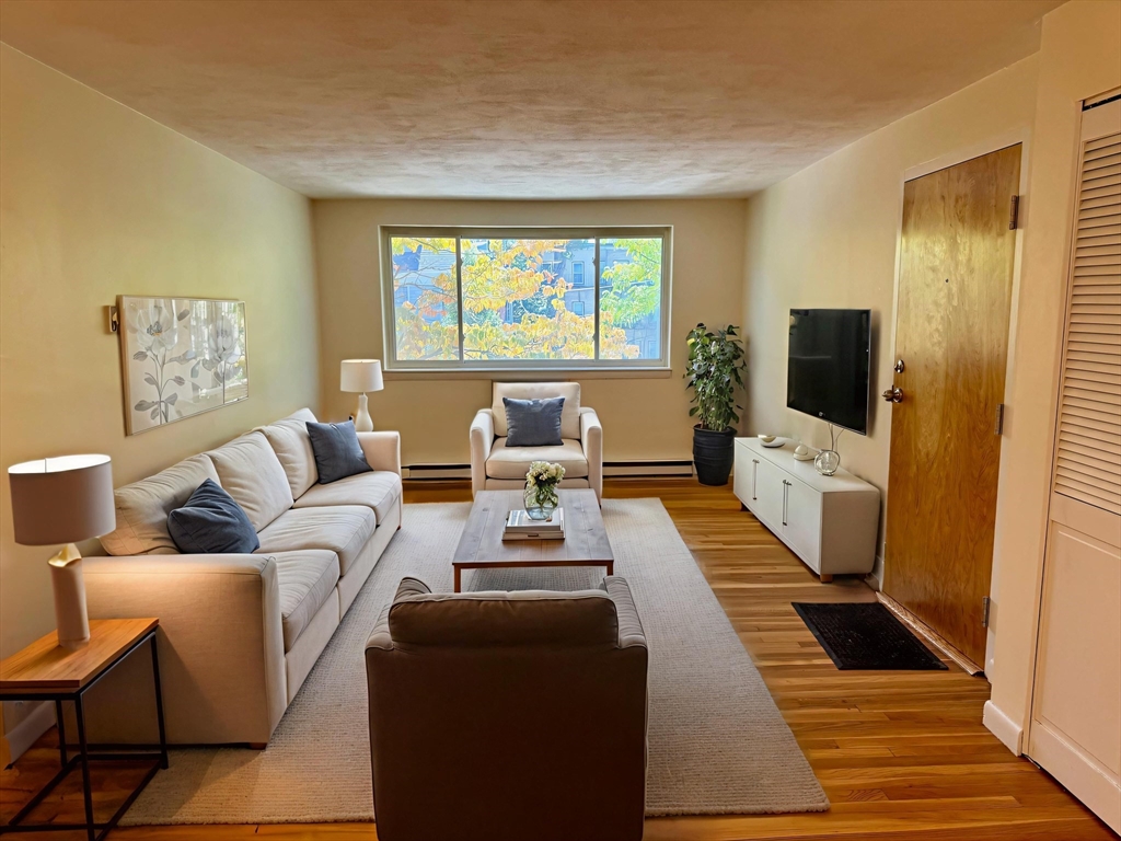 39 Englewood Ave, Boston, Massachusetts, 2 Bedrooms Bedrooms, 4 Rooms Rooms,1 BathroomBathrooms,Residential Lease,For Rent,Englewood Ave,73426225