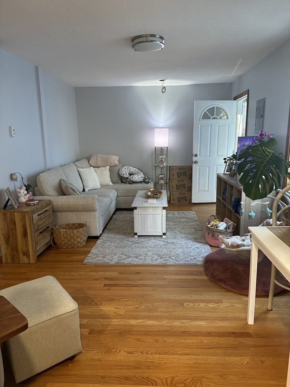 61 Cottage, Watertown, Massachusetts, 1 Bedroom Bedrooms, 3 Rooms Rooms,1 BathroomBathrooms,Residential Lease,For Rent,Cottage,73440245