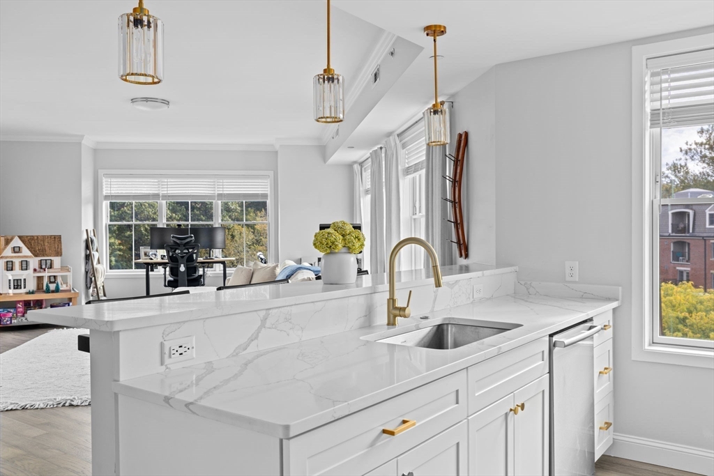 131 Eliot St, Milton, Massachusetts, 2 Bedrooms Bedrooms, 5 Rooms Rooms,2 BathroomsBathrooms,Residential,For Sale,Eliot St,73444760