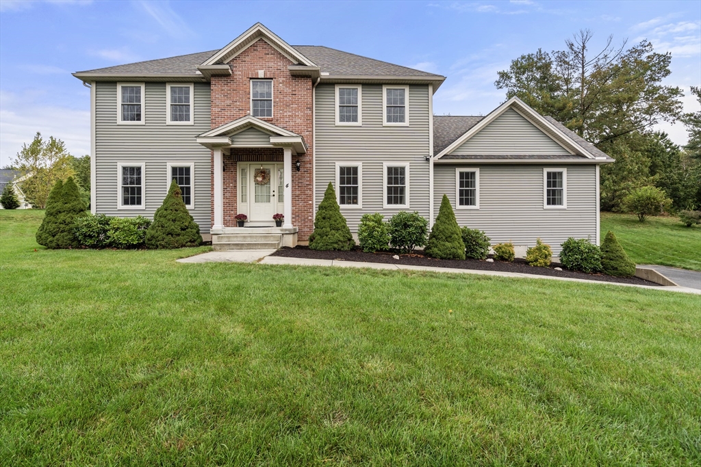 4 Lauren Ln, Southwick, Massachusetts, 4 Bedrooms Bedrooms, 8 Rooms Rooms,2.5 BathroomsBathrooms,Residential,For Sale,Lauren Ln,73444528