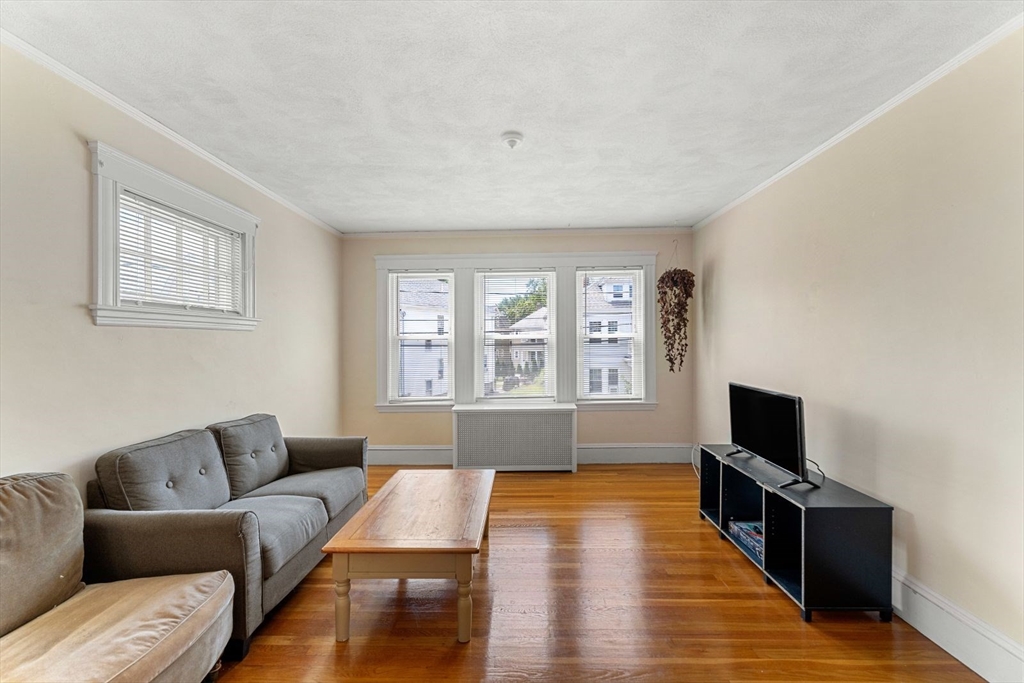 25 Dartmouth St, Watertown, Massachusetts, 2 Bedrooms Bedrooms, 6 Rooms Rooms,1 BathroomBathrooms,Residential Lease,For Rent,Dartmouth St,73416359