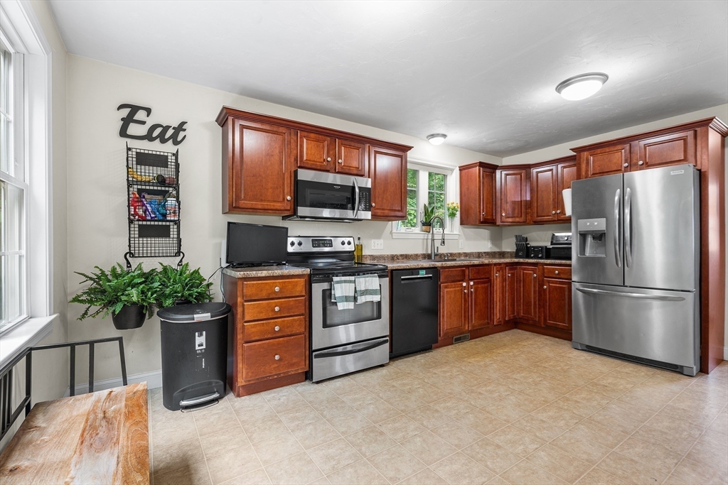 55 Edge Hill Dr, Bridgewater, Massachusetts, 2 Bedrooms Bedrooms, 6 Rooms Rooms,1.5 BathroomsBathrooms,Residential,For Sale,Edge Hill Dr,73396149