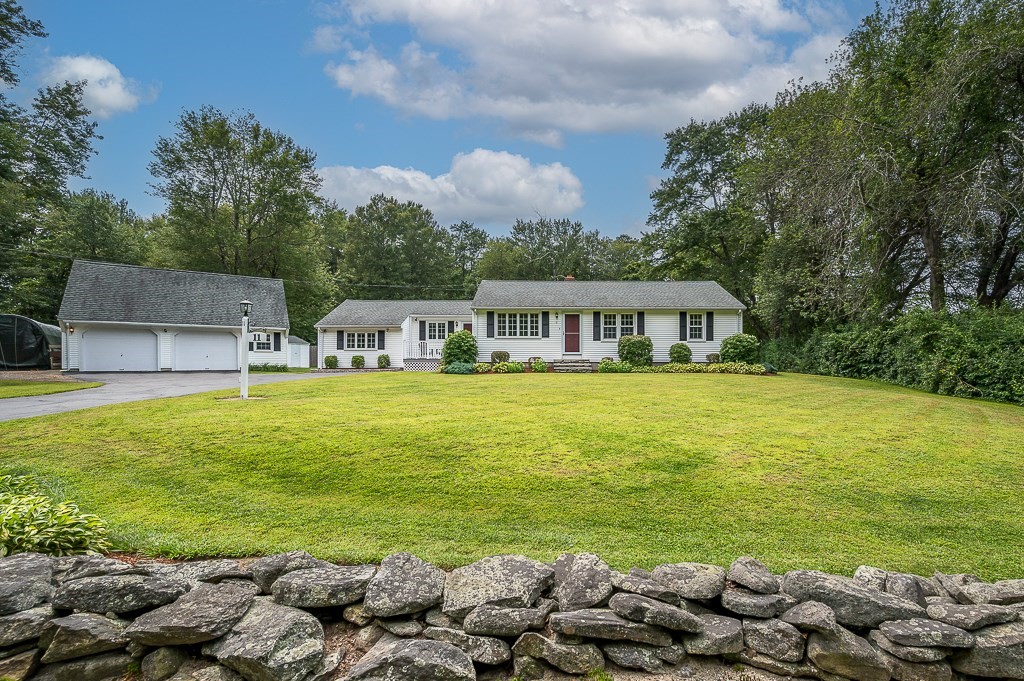 11 Eight Lots Rd., Sutton, Massachusetts, 3 Bedrooms Bedrooms, 7 Rooms Rooms,1 BathroomBathrooms,Residential,For Sale,Eight Lots Rd.,73415063