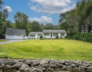 11 Eight Lots Rd., Sutton, Massachusetts, 3 Bedrooms Bedrooms, 7 Rooms Rooms,1 BathroomBathrooms,Residential,For Sale,Eight Lots Rd.,73415063