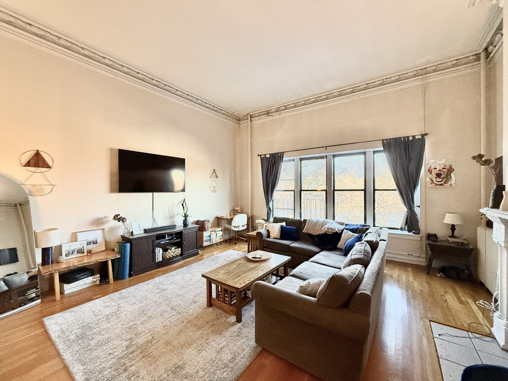 140 Beacon Street, Boston, Massachusetts, 2 Bedrooms Bedrooms, 5 Rooms Rooms,1 BathroomBathrooms,Residential Lease,For Rent,Beacon Street,73445518