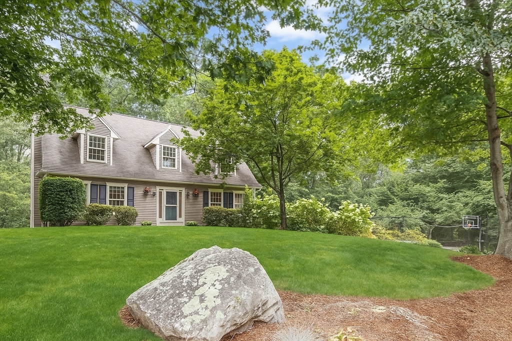 9 Appletree Ln, North Reading, Massachusetts, 4 Bedrooms Bedrooms, 8 Rooms Rooms,2.5 BathroomsBathrooms,Residential,For Sale,Appletree Ln,73428450