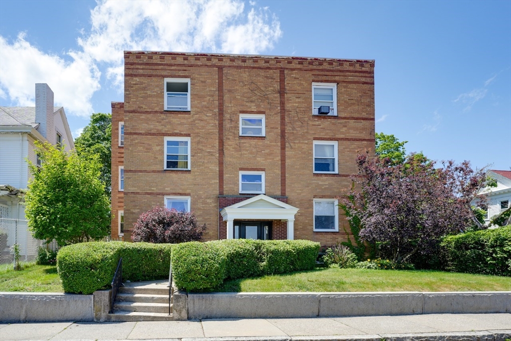 31 Chestnut St, Worcester, Massachusetts, 2 Bedrooms Bedrooms, 5 Rooms Rooms,1 BathroomBathrooms,Residential,For Sale,Chestnut St,73394998