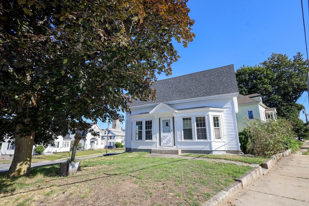 93 School St, Milford, Massachusetts, 5 Bedrooms Bedrooms, 9 Rooms Rooms,2 BathroomsBathrooms,Residential Lease,For Rent,School St,73419409