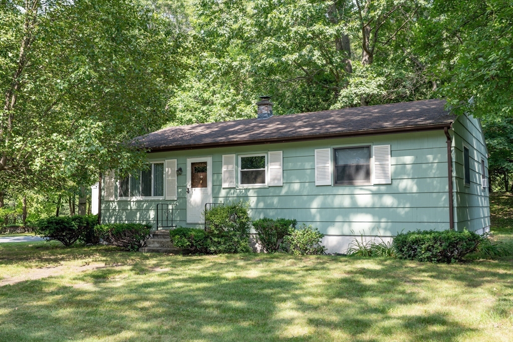 17 Jeanne Marie St, Springfield, Massachusetts, 3 Bedrooms Bedrooms, 5 Rooms Rooms,1 BathroomBathrooms,Residential,For Sale,Jeanne Marie St,73409577