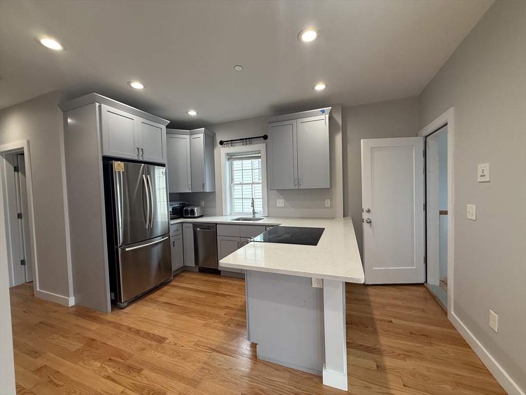 8 W Bellflower St, Boston, Massachusetts, 5 Bedrooms Bedrooms, 9 Rooms Rooms,2.5 BathroomsBathrooms,Residential Lease,For Rent,W Bellflower St,73445981