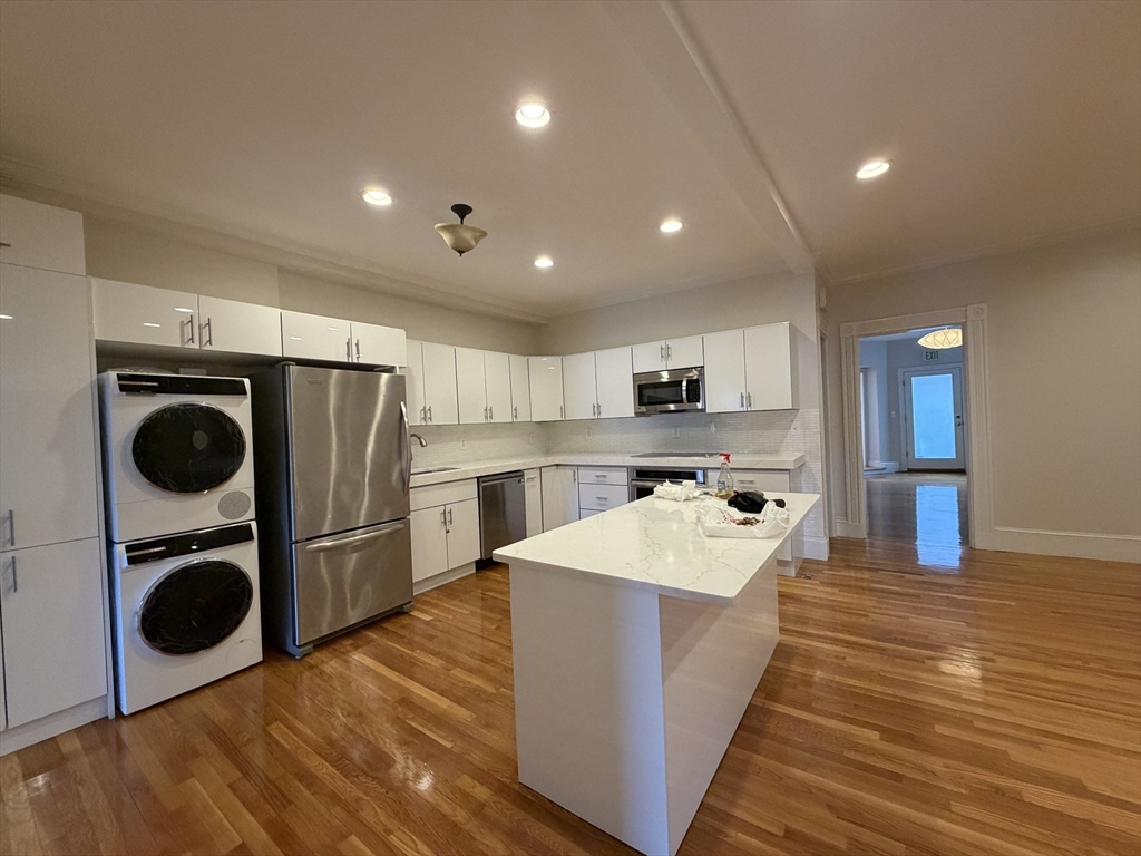 218 Newbury Street, Boston, Massachusetts, 3 Bedrooms Bedrooms, 5 Rooms Rooms,1.5 BathroomsBathrooms,Residential Lease,For Rent,Newbury Street,73446057